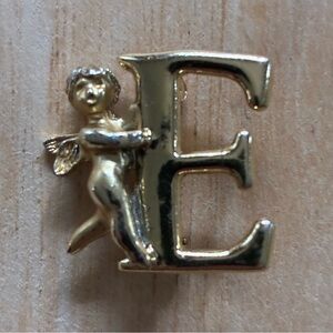 L Razza Gold Tone E Initial Guardian Angel Cherub Lapel Brooch Pin 1”